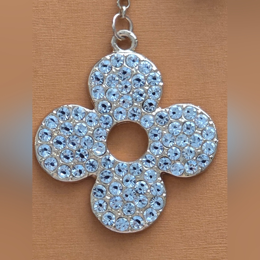 Elegant Gold Keychain with Crystal Accents - Picture 3 of 4